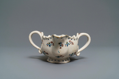 Une sauci&egrave;re en fa&iuml;ence polychrome de Bruxelles &agrave; d&eacute;cor '&agrave; la haie fleurie', 18&egrave;me